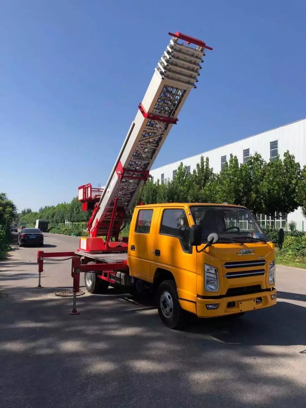 彬村山华侨农场附近的云梯车出租服务：轻松解决高空作业需求