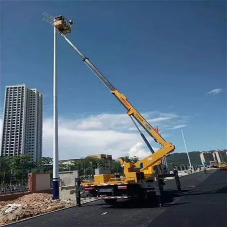 彬村山华侨农场维修路灯的曲臂升降车出租